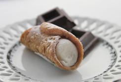 Cannolo_siciliano_with_chocolate_squares